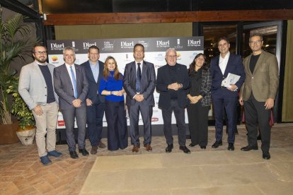Representación de todos los alcaldes y concejales de Turismo que asistieron a la gala final de la Gira Gastronòmica del Diari 2025