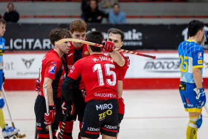 Joan Salvat celebra un gol con sus compañeros.
