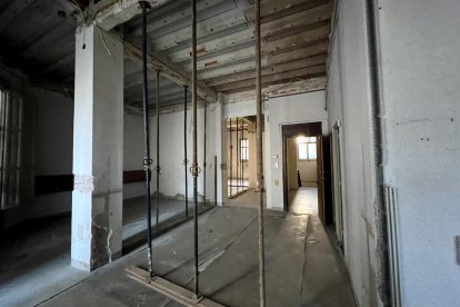 Uno de los ocho pisos del edificio, que llevan décadas sin uso residencial.