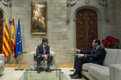Illa y Puente, durante una reunión antes de presentar empresa mixta que operará los servicios ferroviarios de cercanías y regionales en Catalunya, participada en un 49,9 % por la Generalitat y en un 50,1 % por Renfe.