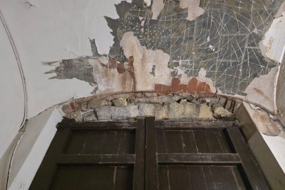 El sostre des d'on es va desprendre part de la paret.