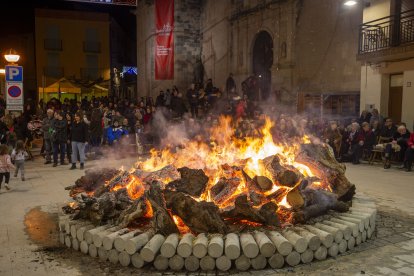 Foguera a la plaça de l'Església.