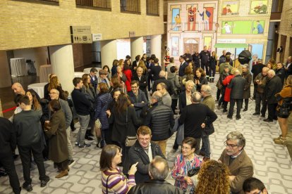 El hall del Palau de Congressos de Tarragona, con los primeros invitados que han llegado,.