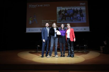 Bona Gent 2025 premió al Institut Martí i Franquès de Tarragona. En la imagen con el alcalde Viñuales y la presidenta de la Diputació Llauradó.