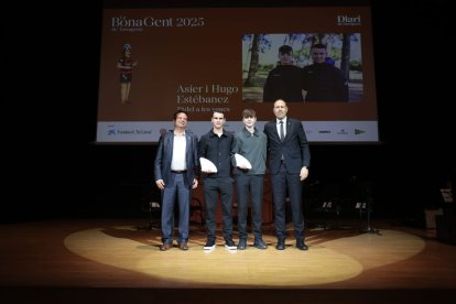 Los jugadores del pádel de Cambrils, Asier y Hugo, ganadores de la gala, flanqueados por el alcalde Klein y el conseller álvarez