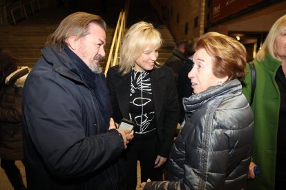 A pesar del frío en  el exterior del Palau, los amigos y conocidos se paraban en grupos y charlaban.