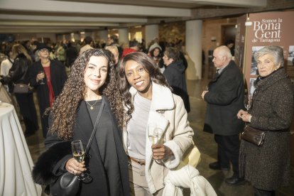 La gala de la Bona Gent cerró con un pequeño ágape y una copa de cava.