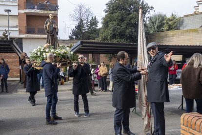 Processó amb la imatge de Sant Antoni, fins a la casa del nou clavari.
