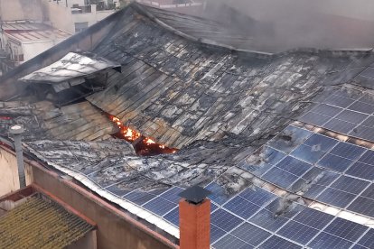 Debido a las llamas el techo ha colapsado