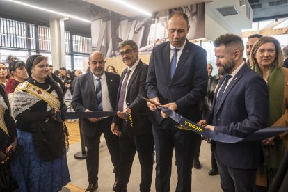 Tall de la cinta per part del conseller d'Esports.