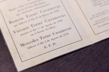 Mercè mantiene la esquela del día que celebraron una misa en recuerdo de su tía, que falleció en 1939.