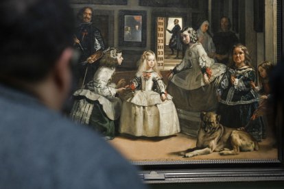 Una persona observa Las Meninas, de Velázquez, lienzo en el que aparece retratada la infanta Margarita de Austria.