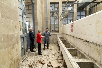 Eduard Rovira, Noemí Llauradó y Rubén Viñuales, el jueves en la antigua fábrica de tabacos.