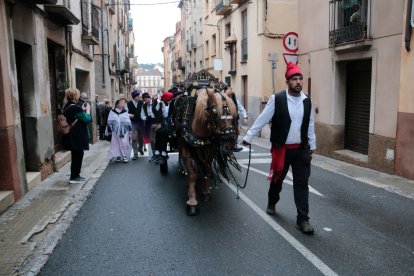 La vestimenta catalana és un dels requisits d'aquesta cercavila històrica del Priorat.
