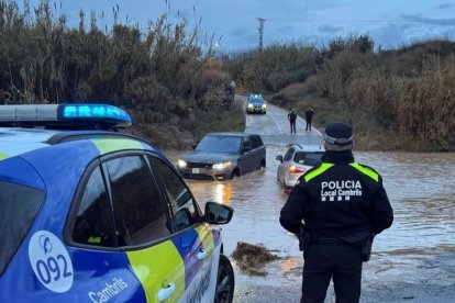 Un agente observa como dos coches quedan atrapados en la Riera y necesitan ayuda.