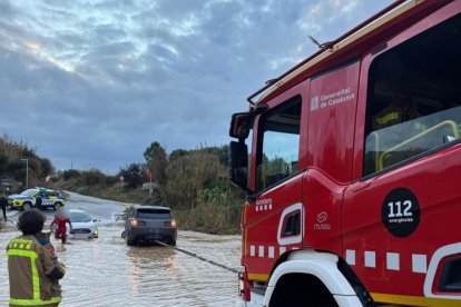 Bombers saca del agua un coche que se paró en el centro de la Riera de Maspujols.