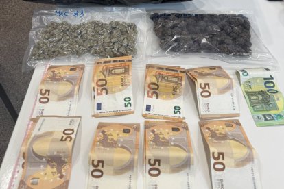 La droga y el dinero confiscado a un conductor en un control en Bellvei.