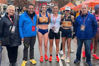 Núria Gil en el centro, y a su izquierda la tortosina Mireia Guarner.