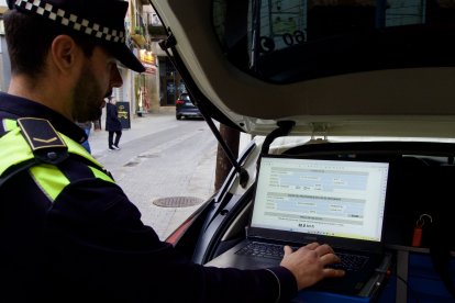 Demostració de com funciona l'aparell per part de la Policia Local.