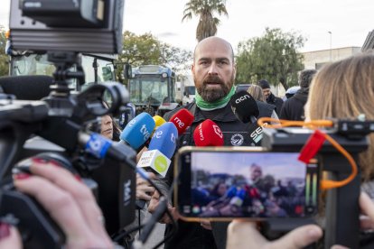 Sergi Claravall, coordinador de Unió de Pagesos al Camp de Tarragona, atendiendo a los medios de comunicación.