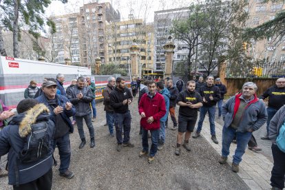Los payeses, delante de las oficinas comarcales del Departament d'Agricultura.