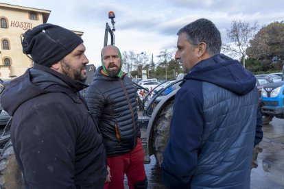 Unió de Pagesos se ha concentrado en la gasolinera de la entrada de Riudoms.