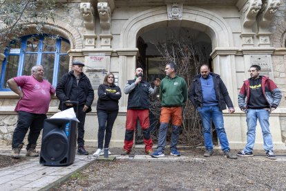 Unió de Pagesos ha leído el manifiesto a las puertas de las oficinas comarcales de Agricultura.