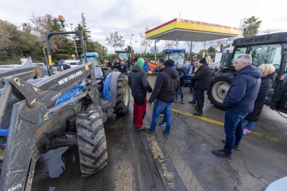 Unió de Pagesos se ha concentrado en la gasolinera de la entrada de Riudoms.