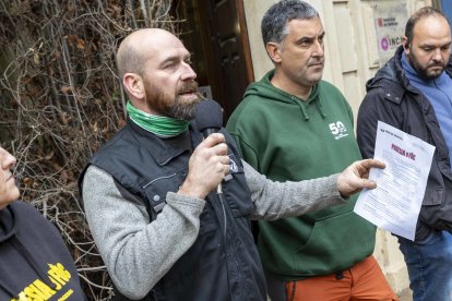 Unió de Pagesos ha leído el manifiesto a las puertas de las oficinas comarcales de Agricultura.