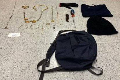 Imagen de los objetos robados y el material que llevaba el ladrón