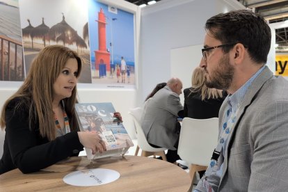 La concejal de Turismo, Patricia de Miguel, junto al director del Patronato de Turismo de Cambrils, Vadim Koryagin, en la feria de turismo Fitur.
