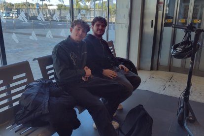 Los dos amigos, en la estación.