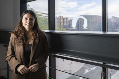 Mònica Sales, amb l’antic edifici de Lletres de Tarragona al fons, on hi va estudiar i treballar durant 16 anys.