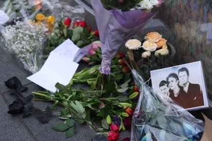 Los fans han rendido tributo a David Bowie por el décimo aniversario de su muerte.