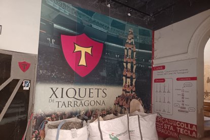 Los operarios ya han entrado en el local para quitar los escombros.