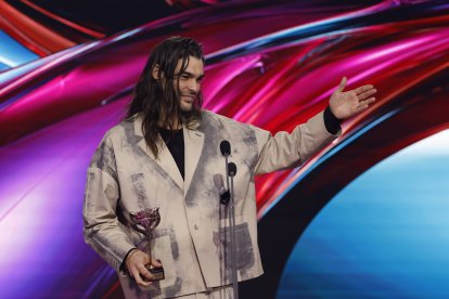 El director francés Oliver Laxe, en nombre de Kangding Ray, recibe el premio a ´Mejor música original´ por su trabajo en ´Sirat´ durante la gala de entrega de los Premios Feroz 2026