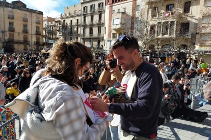 Xavier Currius, firmant el pitet d'una noia, just al proclamar-se guanyador.