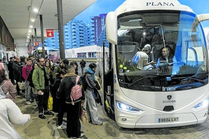 Largas colas para coger el autobús interurbano