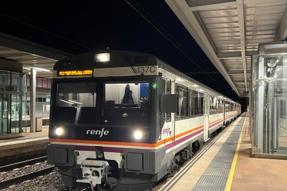 Un tren sale de la estación de Reus en dirección Barcelona