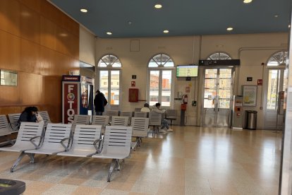 El interior de la estación, con muy pocos viajeros esta mañana