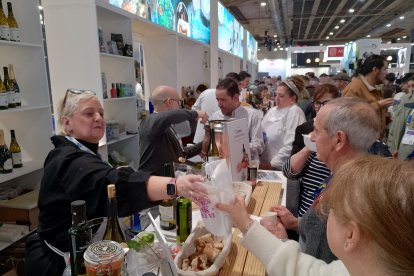 Desde el mostrador se han ofrecido degustaciones de productos locales.