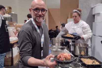Ángel Pérez, director comercial del Grup El Pòsit, y la chef ejecutiva Mercè Prado, con la tapa de pulpo de Cambrils.
