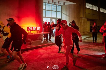 Corredores toman la salida de una vuelta en un punto de control de la carrera de Vilabella, celebrada este fin de semana.