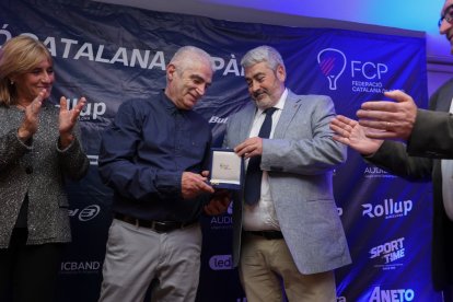Ramon Torra va rebre de Felip Ródenas la medalla d’or de la FCP.