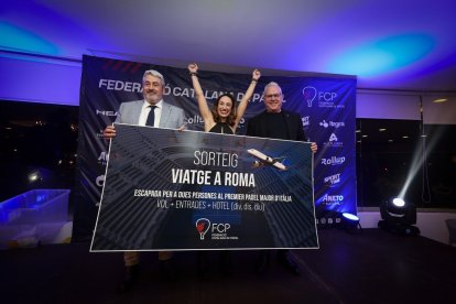 La guanyadora del sorteig d’un viatge a Roma, amb Felip Ródenas i Pere Granados.