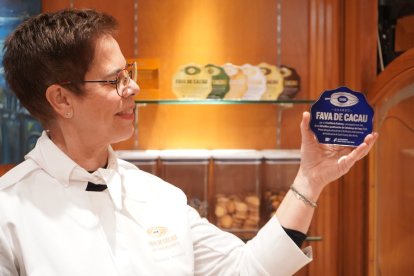 Glòria Vicheto, de la Confiteria Padreny, con el premio de la Fava de Cacau.