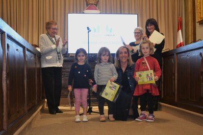 La Candela més gran present a l'acte d'aquest dimecres, i les tres petites, amb l'alcaldessa de Valls, Dolors Farré.