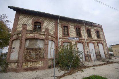 Fachada del edificio de la estación de Campredó