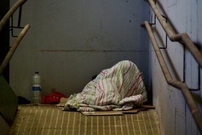 Una persona durmiendo en la estación de tren de Ulldecona