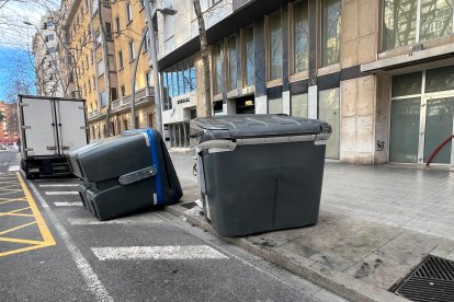 Contenedor volcado en Reus.